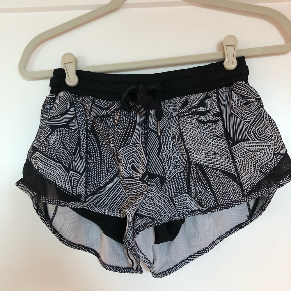 lululemon hotty hot shorts 2.5”